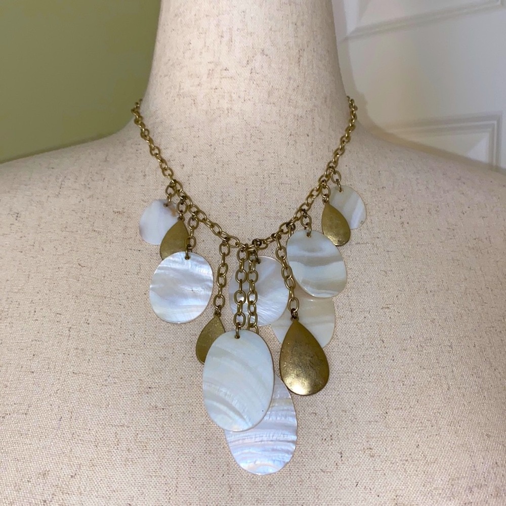Chaps costume necklace with large genuine seashells on soft bronze tone chain - Picture 2 of 7